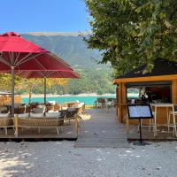 bar lounge au bord du lac